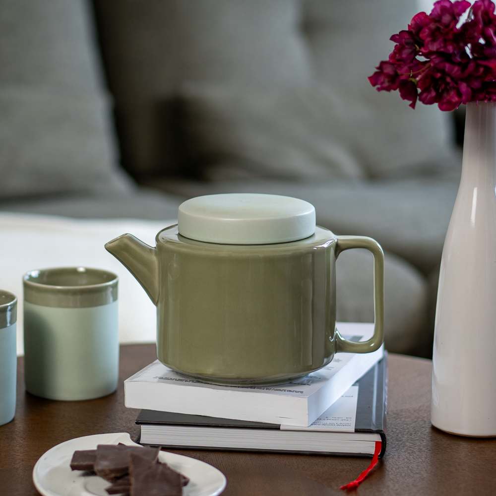 Lookbook im Wohnzimmer - Teekanne aus Keramik im skandinavischen Stil