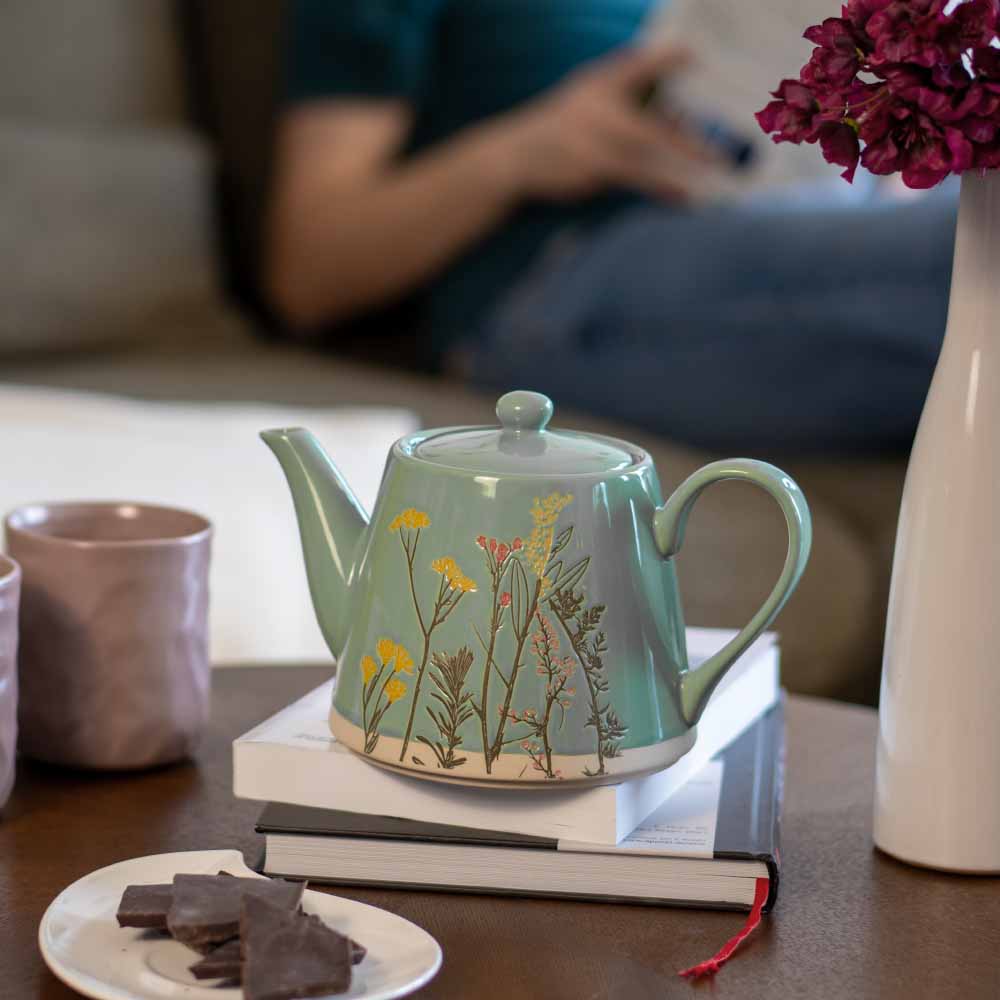 Teekanne aus Keramik mit floralem Relief - Lookbook Wohnzimmer