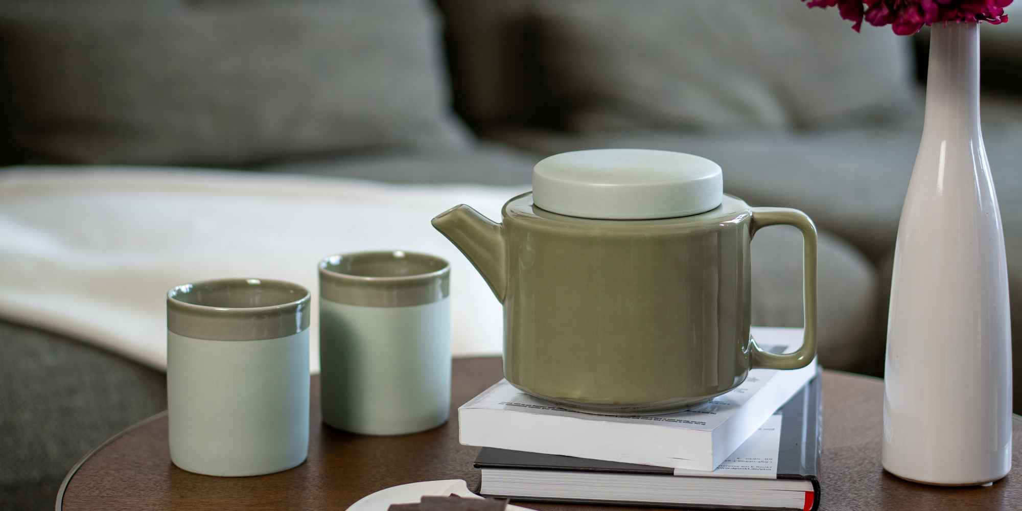 Lookbook im Wohnzimmer - Teekanne aus Keramik im skandinavischen Stil, schmales Format landscape